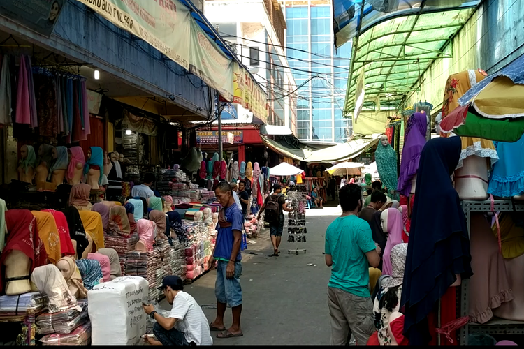 Pasar Tanah Abang Kembali Buka, Pembeli Masih Sepi