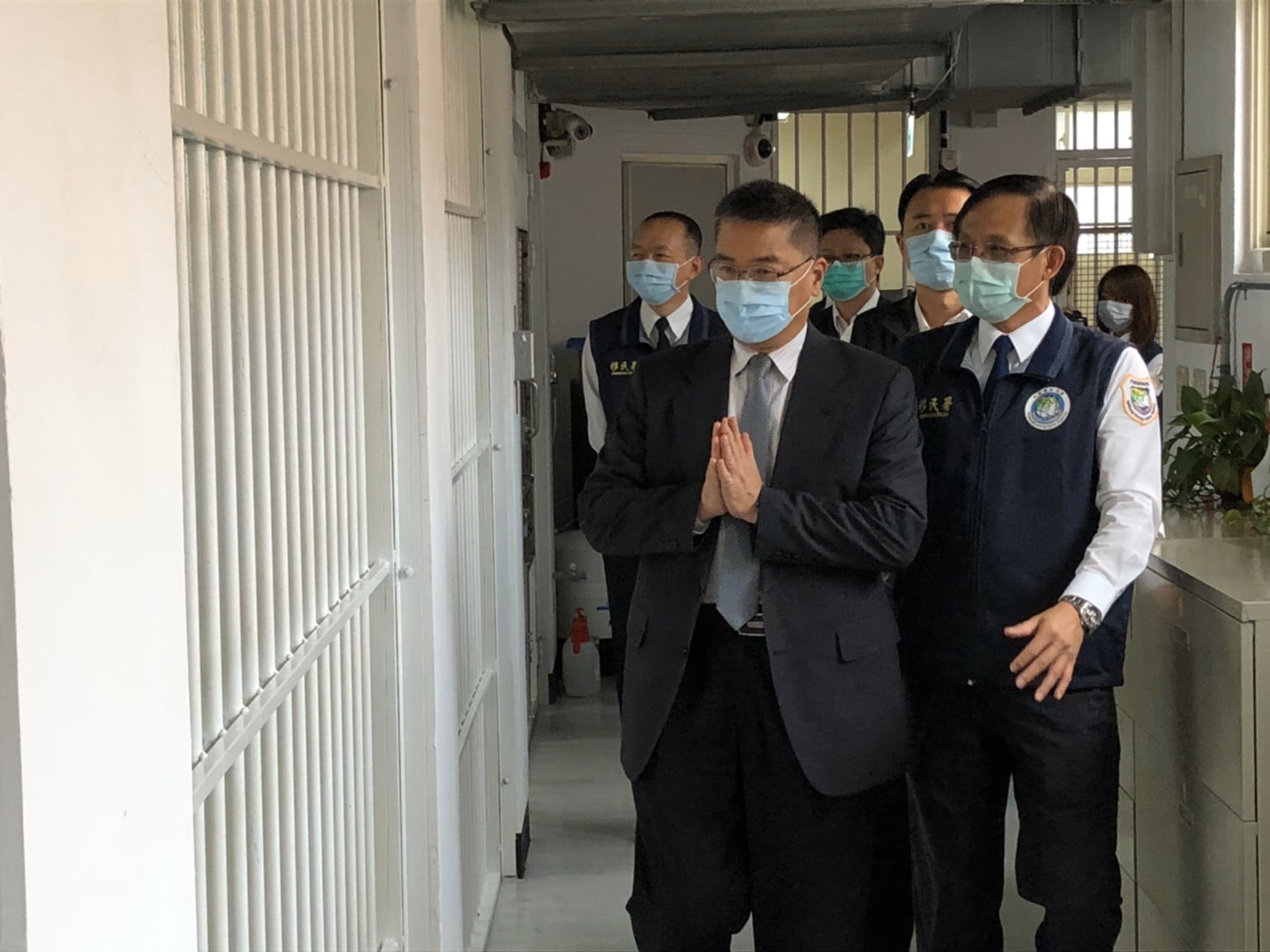 Ông Từ Quốc Dũng- Bộ trưởng Bộ Nội chính đến Trại tạm giam Cao Hùng xem xét tìm hiểu tình hình phòng chống dịch bệnh (ảnh: Sở Di dân)