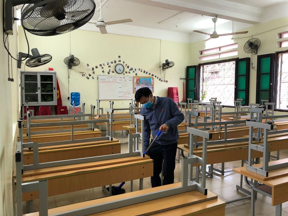 Công tác vệ sinh trường lớp được giáo viên trường THPT Lê Hồng Phong làm thường xuyên 
