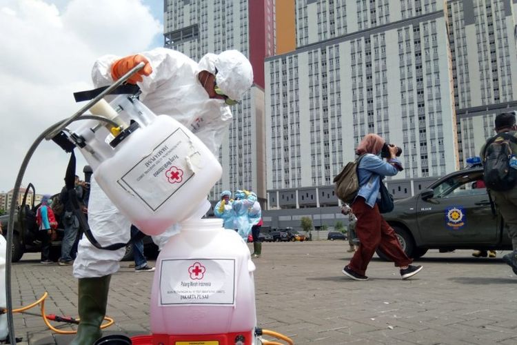 Petugas dari PMI Jakarta Pusat bersiap menyemprotkan disinfektan di dua menara Wisma Atlet Kemayoran, Jakarta, Sabtu