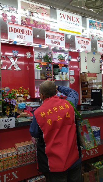 Thanh tra về lao động nước ngoài tiến hành công tác tuyên truyền phòng chống dịch bệnh tại cửa hàng ĐNÁ (ảnh từ website Chính quyền tp Tân Bắc)