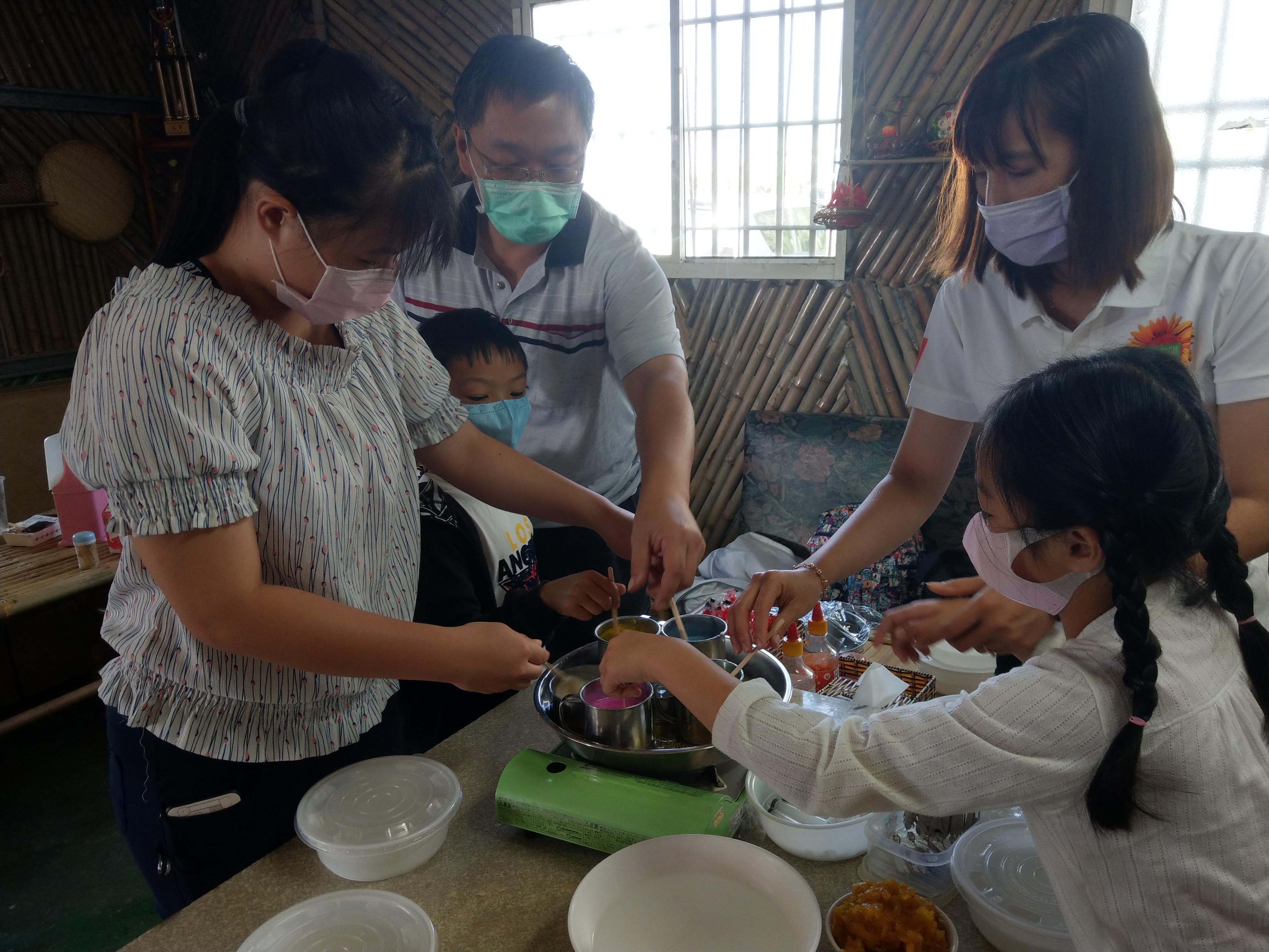 凝聚新住民家庭感情是移民署和新向陽協會辦理本次活動的宗旨，雖因疫情攪局大幅縮減活動規模，但仍不減孩子們和父母相伴的快樂。(移民署臺南第二服務站提供)