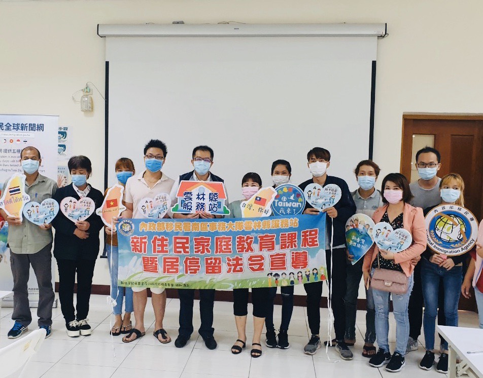 Ảnh chụp lưu niệm Giám đốc trạm phục vụ huyện Vân Lâm cùng những người tham gia buổi tập huấn「Giáo dục gia đình và tuyên truyền pháp luật」ngày 24/03 do trạm phục vụ Sở Di dân huyện Vân Lâm tổ chức 