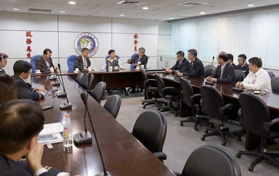 Bộ trưởng Từ cùng Thứ trưởng Trần lắng nghe những chính sách về quản lý nhập cảnh từ Sở Di dân (ảnh: Sở Di dân)