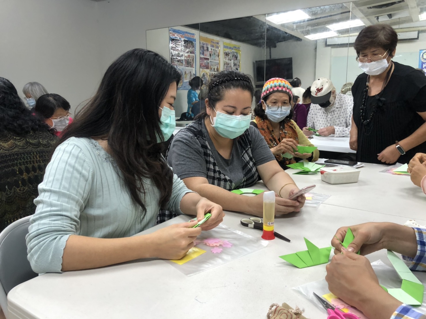 新住民學員製作櫻花花圈(移民署嘉義市服務站提供)