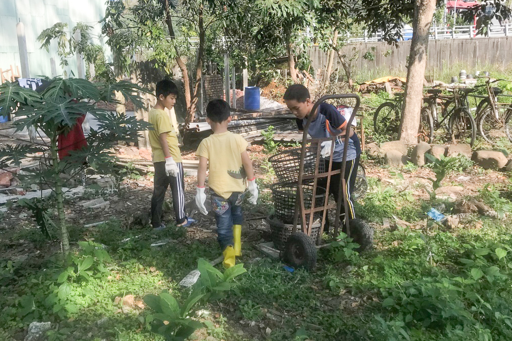 馬敏小孩幫忙母親執行築夢計畫-農場整地(移民署嘉義服務站提供)