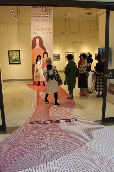 女性藝術家聯展展場布置網美牆，吸引民眾和藝術家駐足合影。(翻攝自臺中市政府)