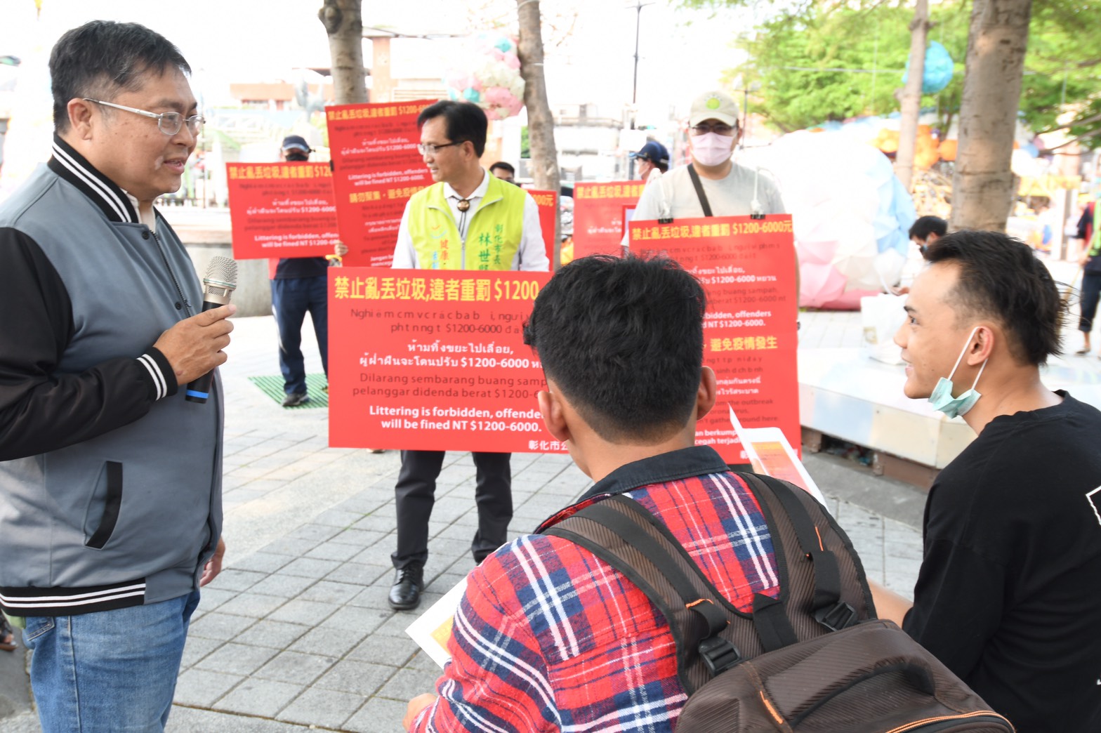 wali kota Changhua datang ke depan stasiun kereta api untuk mempromosikan program untuk menjaga kebersihan lingkungan(dari Facebook wali kota Changhua)