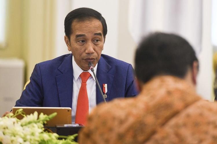 Presiden Joko Widodo memimpin rapat terbatas (ratas) di Istana Bogor, Jawa Barat, Selasa (4/2/2020)