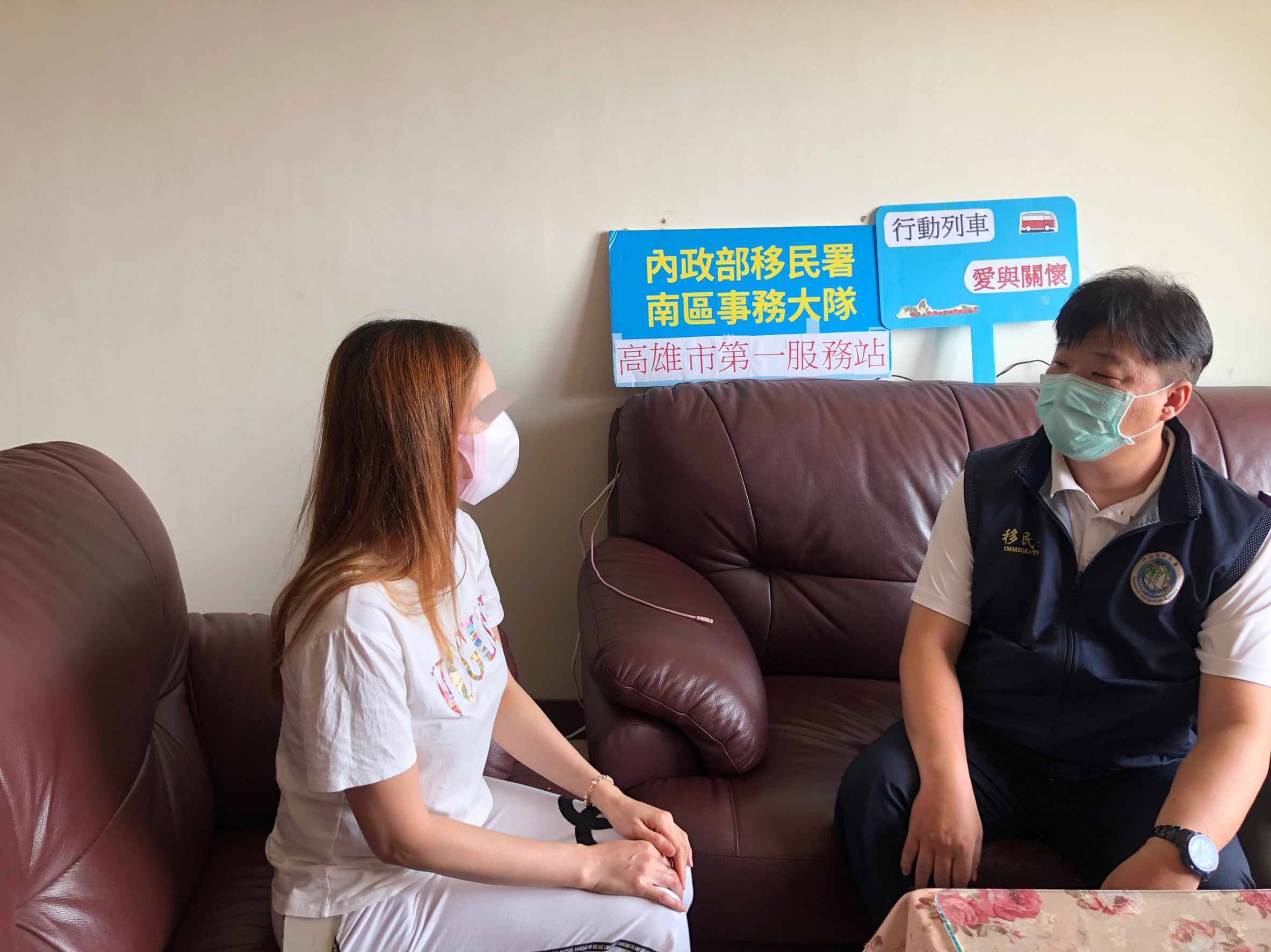 Nhân viên Trạm phục vụ Sở Di dân tp Cao Hùng thông báo về những điều người nước ngoài cần chú ý khi sinh sống tại Đài Loan đến chị Kiều