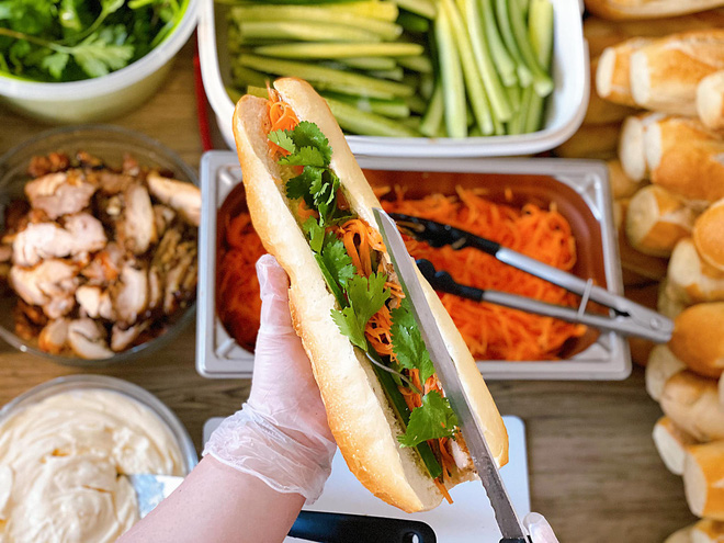 nhà hàng Bún Mì ở Paris làm hơn 100 chiếc bánh mì gửi tặng các y bác sĩ