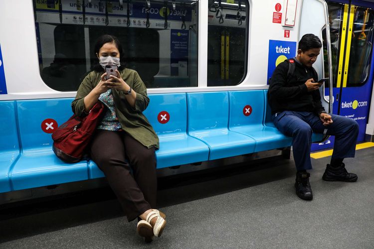 Warga duduk dengan menerapkan social distancing atau saling menjaga jarak guna mencegah penyebaran virus corona di Stasiun MRT Bundaran HI, Jakarta Pusat, Jumat.