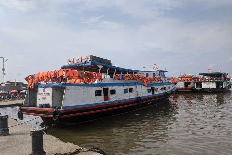 Kapal penyeberangan menuju Kepulauan Seribu yang bersandar di Dermaga Kali Adem, Penjaringan, Jakarta Utara