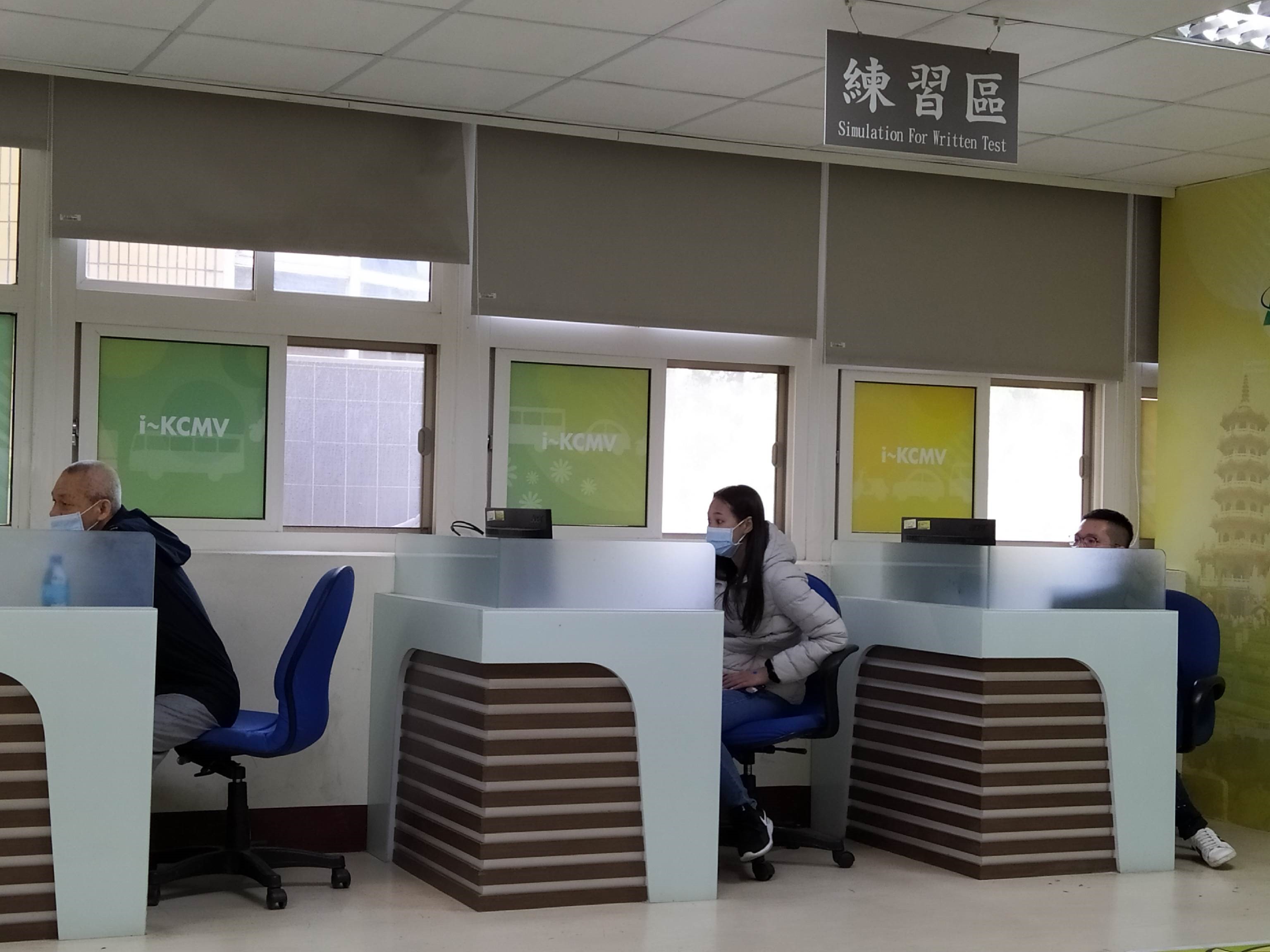 Ada 5 komputer di luar ruang ujian tertulis dari Institut Pengawasan Kota Kaohsiung bagi kandidat untuk berlatih, dan penghuni baru dapat memberikan panduan jika mereka memiliki masalah operasional. (Sumber foto: Kantor Pengawasan Kota Kaohsiung)