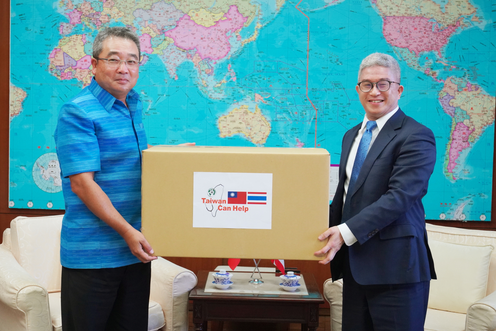 Thứ trưởng Bộ Ngoại giao ông Từ Tư Kiệm (bên phải) quyên tặng khẩu trang đến đại diện Văn phòng kinh tế mậu dịch Thái Lan ông Thongchai Chasawath (bên trái) (ảnh: web Bộ Ngoại giao