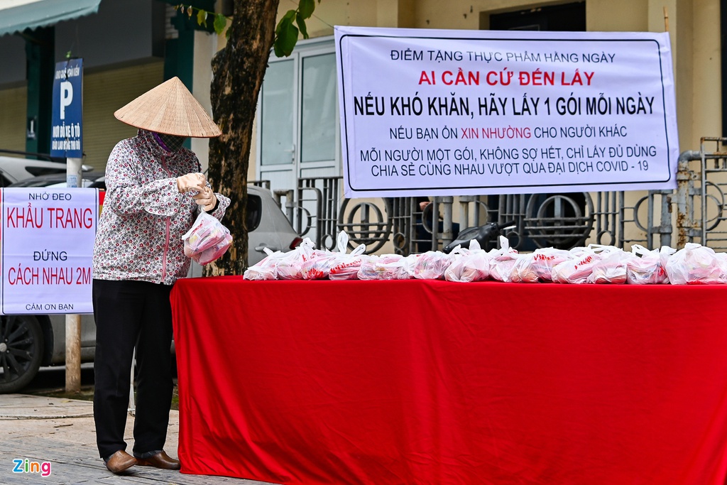 Những tấm biển mang dòng chữ “Ai cần cứ đến lấy” giữa mùa dịch khiến nhiều người ấm lòng. Ảnh: Duy Hiệu - Việt Linh.