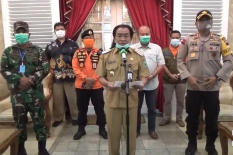 Bupati Banjarnegara, Jawa Tengah, Budhi Sarwono, memberikan keterangan terkait perkembangan penanganan virus corona (Covid-19).