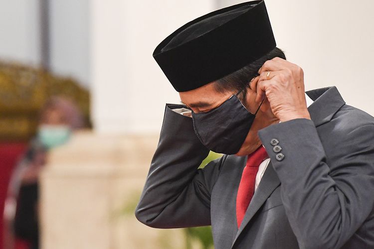 Presiden Joko Widodo memakai masker
