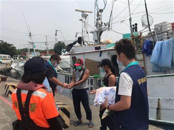 Pemerintah Kabupaten Pingtung ke Donggang, Pelabuhan Perikanan Yanpu dan daerah lainnya, untuk mempromosikan konsep pencegahan epidemi yang benar kepada nelayan, untuk melindungi kesehatan dan keselamatan pekerja migran(Dari situs web Pemerintah Pingtung)