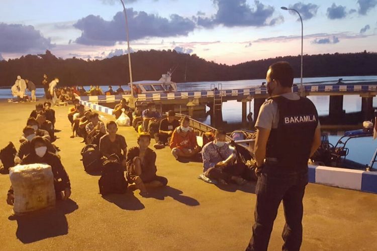 Bakamla amankan 47 TKI dari Malaysia yang masuk lewat pelabuhan tikus(Dokumentasi Biro Humas Bakamla)