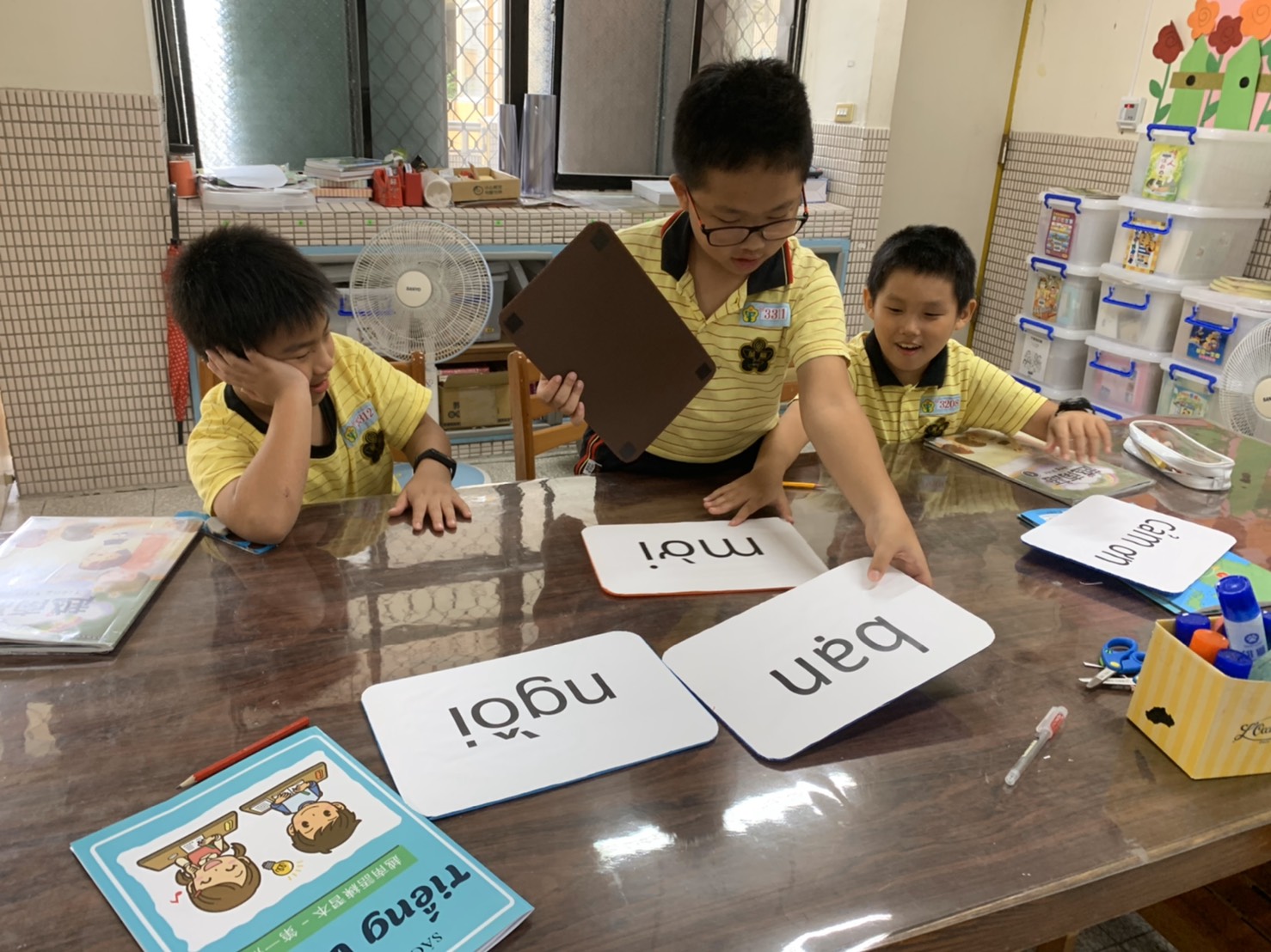Các em học sinh vui học tiếng Việt