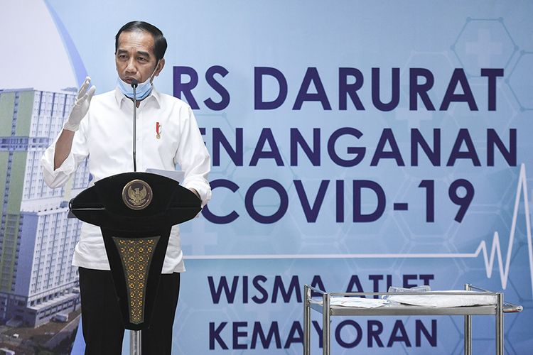 Presiden Joko Widodo memberikan keterangan pers saat meninjau Rumah Sakit Darurat Penanganan COVID-19 Wisma Atlet Kemayoran, Jakarta, Senin.