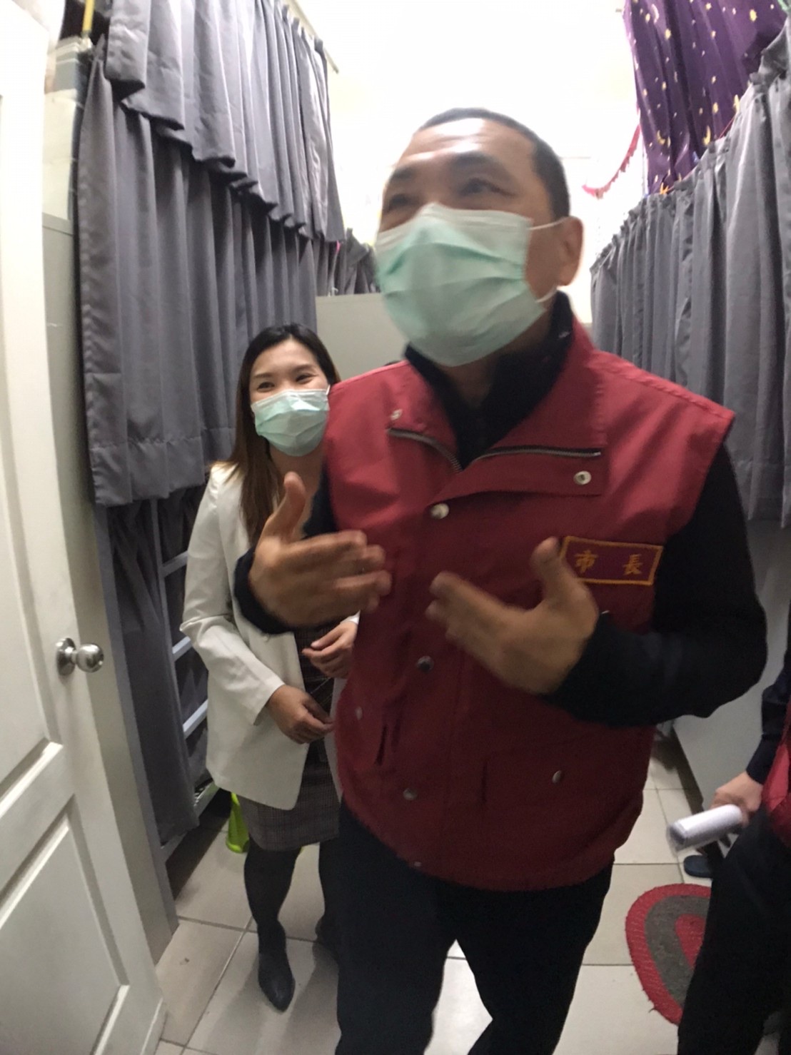 Thị trưởng Tp Tân Bắc ông Hầu Hữu Nghị đến thị sát tình hình phòng chống dịch bệnh tại ký túc xá LĐNN công ty ASKEY (ảnh: Chính phủ Tp Tân Bắc