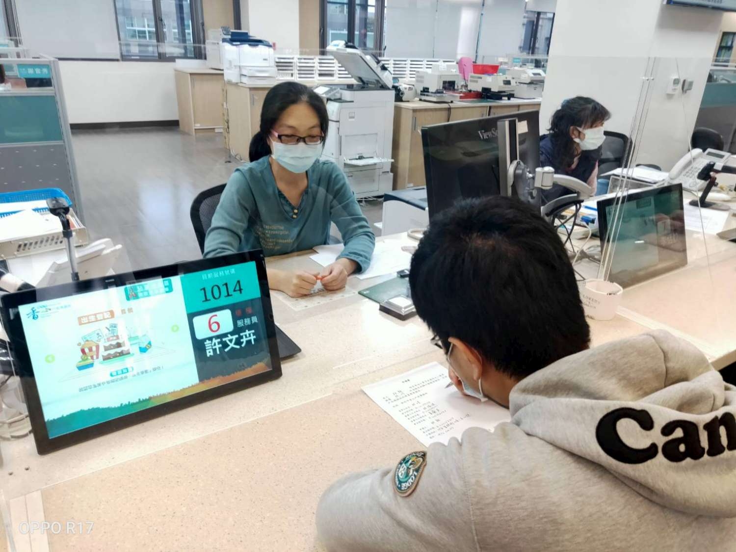  Kantor Urusan Dalam Negeri Kota Hsinchu membantu mengoreksi informasi seperti kerabat, sehingga sang ayah dapat mengirim masker kepada putrinya di luar negeri. (Sumber foto: Pemerintah Kota Hsinchu)