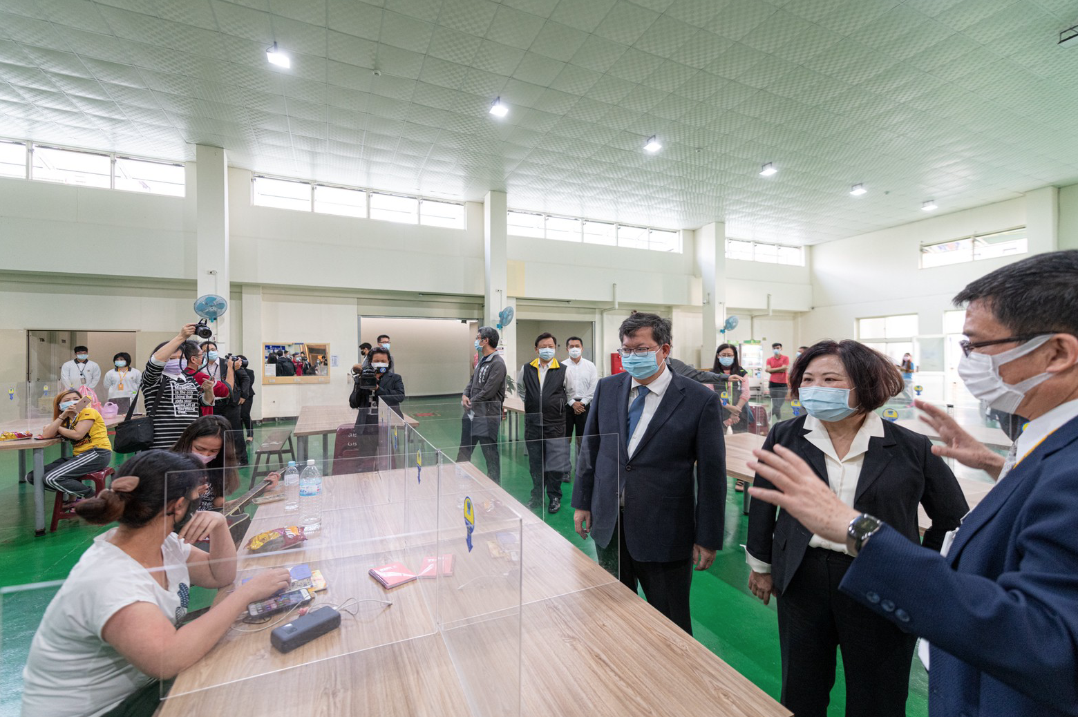 Papan partisi didirikan di aula transfer tenaga kerja untuk mengurangi risiko infeksi wali kota dan menteri tenaga kerja Taoyuan menyatakan penegasan mereka terhadap langkah-langkah pencegahan epidemi Gaxing International. (Sumber foto: Pemerintah Kota Taoyuan)