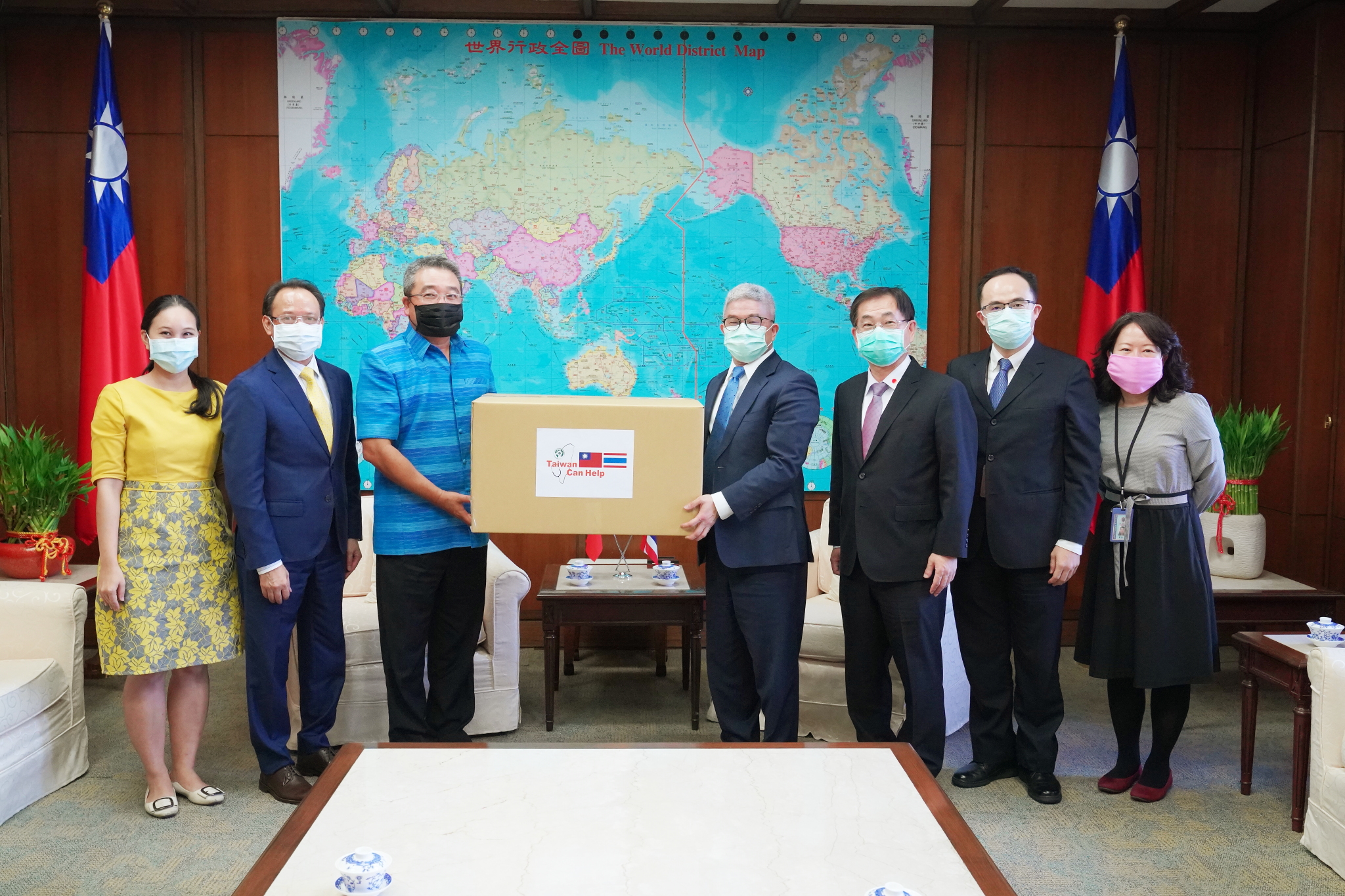 Thứ trưởng Bộ Ngoại giao ông Từ Tư Kiệm (thứ 4 từ bên phải) đại diện Chính phủ Đài Loan quyên tặng khẩu trang đến đại diện Văn phòng kinh tế mậu dịch Thái Lan ông Thongchai Chasawath (thứ 3 từ bên trái), ông Phubadi La-Or-ngern (thứ 2 từ bên trái) – phó giám đốc Văn phòng Thái Lan tại Đài Bắc, 