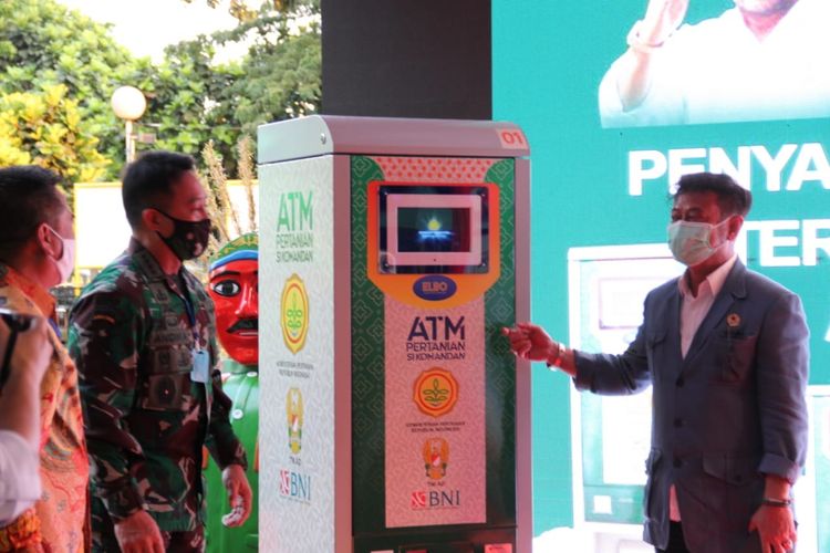 Mentan luncurkan ATM Beras untuk memenuhi kebutuhan masyarakat miskin yang membutuhkan pangan selama masa pandemi virus corona, Jakarta, Rabu.(Dokumentasi Humas Kementerian Pertanian)