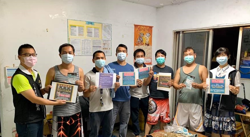 Tim pencegahan dari Biro Keenam Polisi Selatan menyiapkan poster anti-epidemi dalam versi Mandarin, Inggris, Vietnam, Indonesia dan Thailand. (Foto diambil dari Biro Keenam Polisi Selatan Facebook)