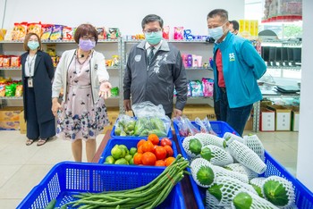 Masyarakat Kesejahteraan Pekerja Relokasi Desa Jiebao Kebahagiaan dapat membeli sayuran dan buah-buahan segar (Foto dari Pemerintah Kota Taoyuan)