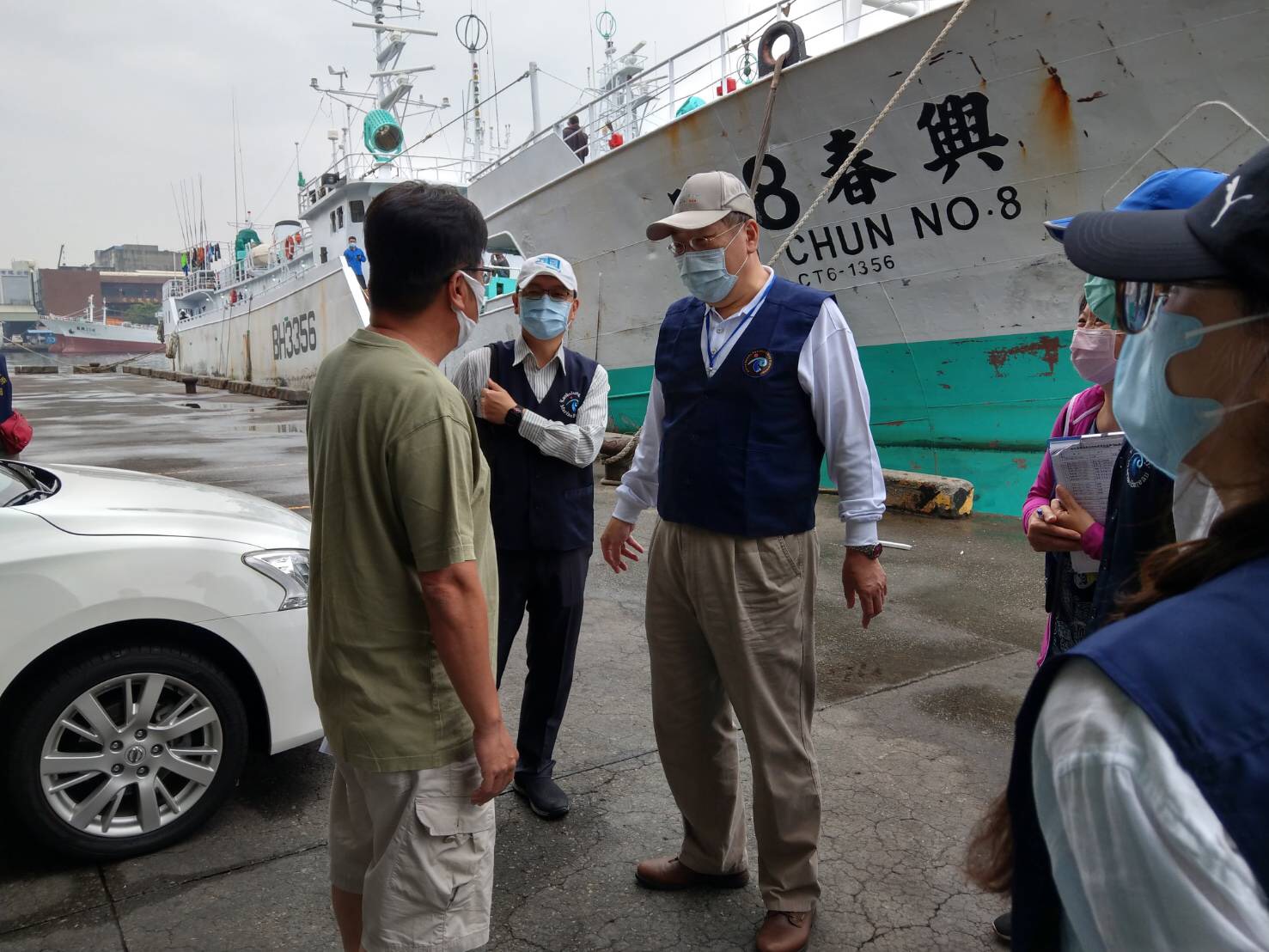 Biro Kelautan Pemerintah Kota Kaohsiung, dipimpin oleh Direktur Zhao Shaolian, memimpin tim pencegahan dan perawatan epidemi kapal nelayan untuk mengunjungi Qianzhen Fishing Port di tempat (foto dari Pemerintah Kota Kaohsiung)