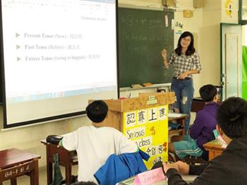 大葉大學英語系印尼籍學生林湘雨教大村國中學生英文時態(翻攝自大葉大學網站)