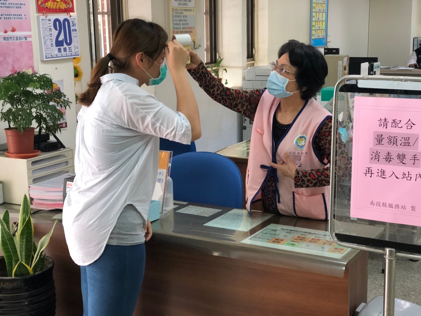 สถานีบริการมณฑลหนานโถว์ทำการวัดอุณหภูมิของผู้ที่มาใช้บริกรทุกครั้งเพื่อป้องกันการแพร่ระบาดของโรค