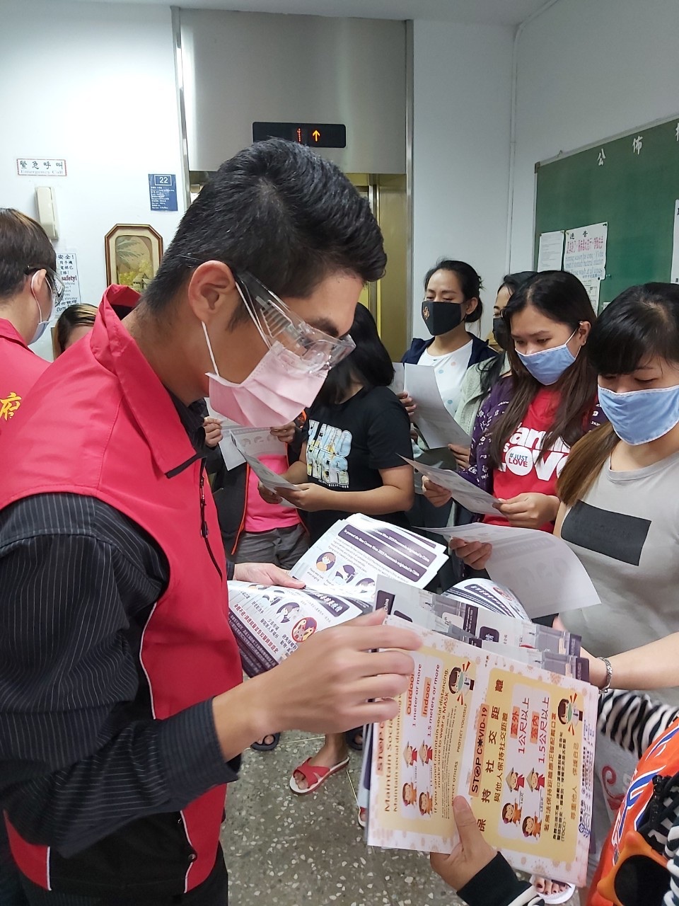 Ngày 24/04 Sở Lao động Tp Tân Bắc đến công ty Panasonic – Đài Loan tuyên truyền phòng chống dịch bệnh đến LĐNN (ảnh: Chính phủ Tp Tân Bắc