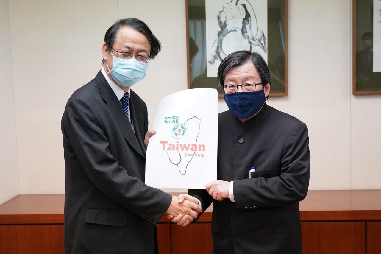 Ông Khưu Nghĩa Nhân – Chủ tịch Hiệp hội quan hệ Đài Loan Nhật Bản (bên phải) cùng ông HIROYASU IZUMI - đại diện Hiệp hội Giao lưu Nhật Bản Đài Loan trong buổi quyên tặng khẩu trang (Ảnh: Bộ Ngoại giao