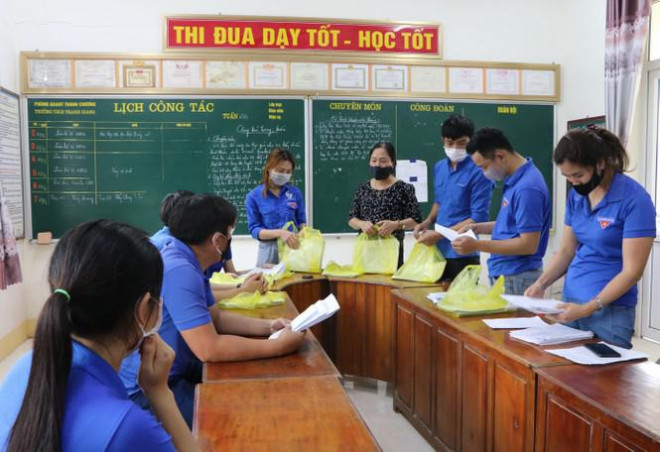 Các tình nguyện viên Đoàn xã Thanh Giang nhận bài tập từ giáo viên
