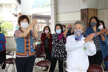 สถานีสุขภาพปาซางอันมณฑลไถตงทำวีดีโอประชาสัมพันธ์การป้องกันการแพร่ระบาดของโรคเป็นภาษาชาวพื้นเมือง (ภาพจาก รัฐบาลมณฑลไถตง)