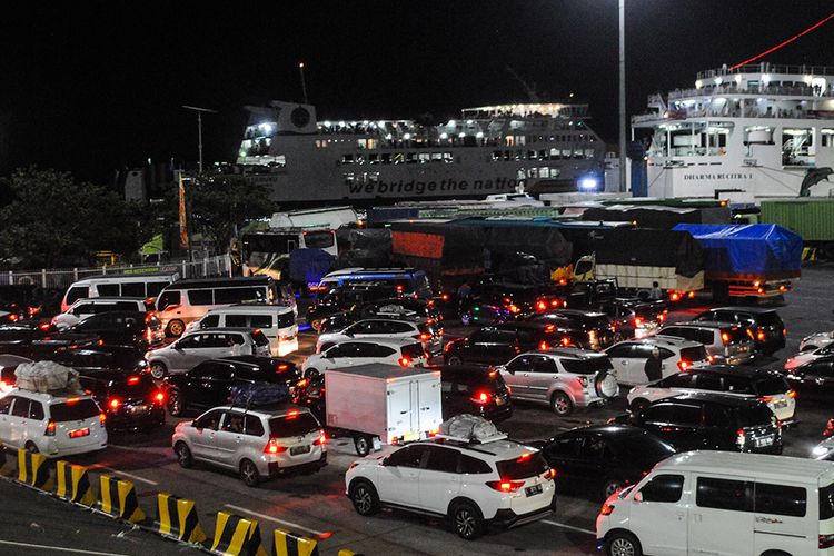 Sejumlah kendaraan antre memasuki kapal ferry di Pelabuhan Merak, Banten