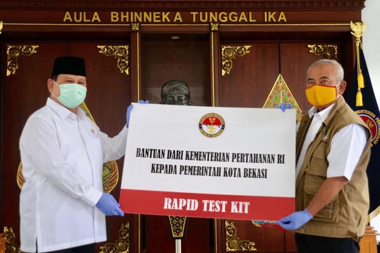 Menteri Pertahanan Prabowo Subianto secara simbolis menyerahkan bantuan 5.000 rapid tes kepada Wali Kota Bekasi Rahmat Effendi