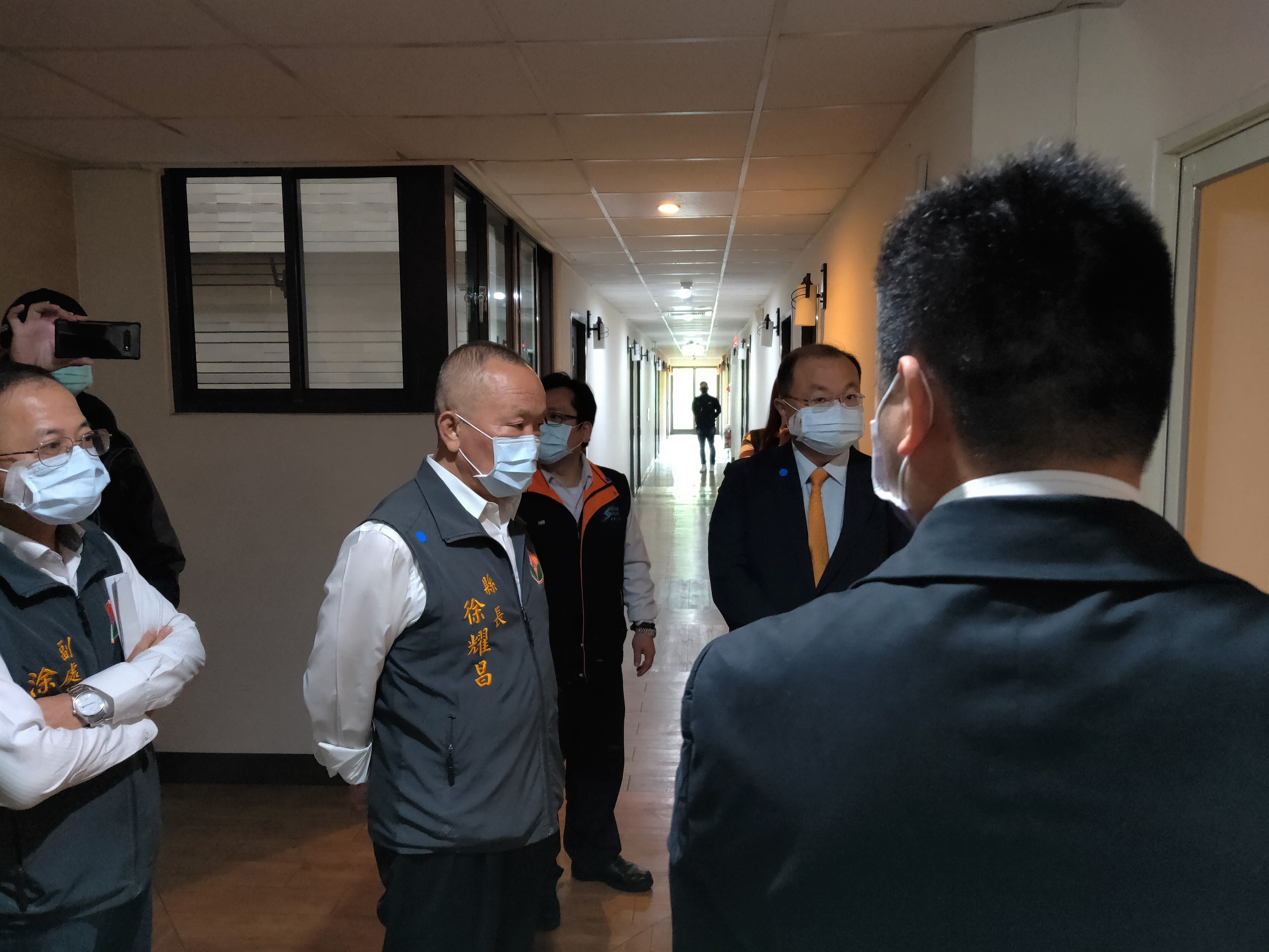 Xu Yaochang, kepala Kabupaten Miaoli, memeriksa situasi pencegahan epidemi rumahnya di asrama asing. (Sumber foto: Pemerintah Kabupaten Miaoli)