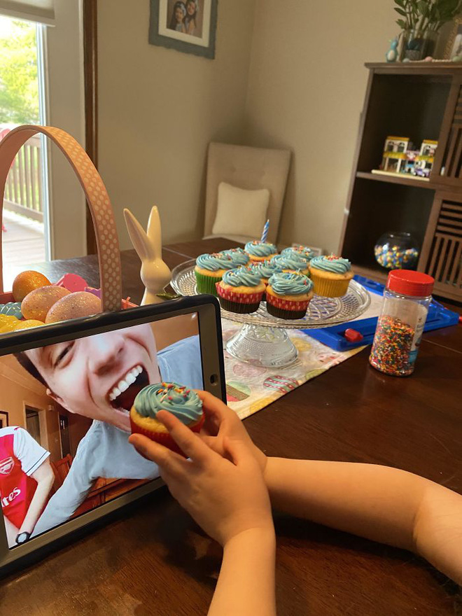 thưởng thức bánh sinh nhật thông qua màn hình video