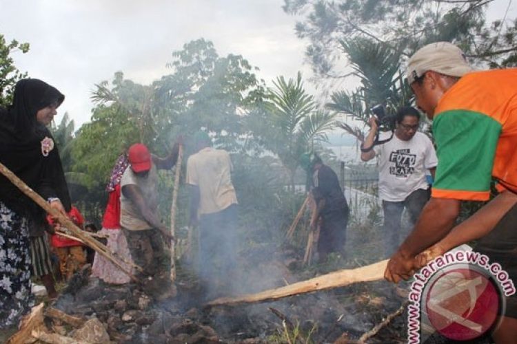 Warga Muslim Papua menggelar acara bakar batu bersama menjelang bulan Ramadhan di Kampung Meteor