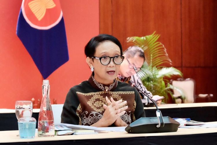 Menteri Luar Negeri Retno LP Marsudi saat memberikan keterangan di Kantor Kemlu