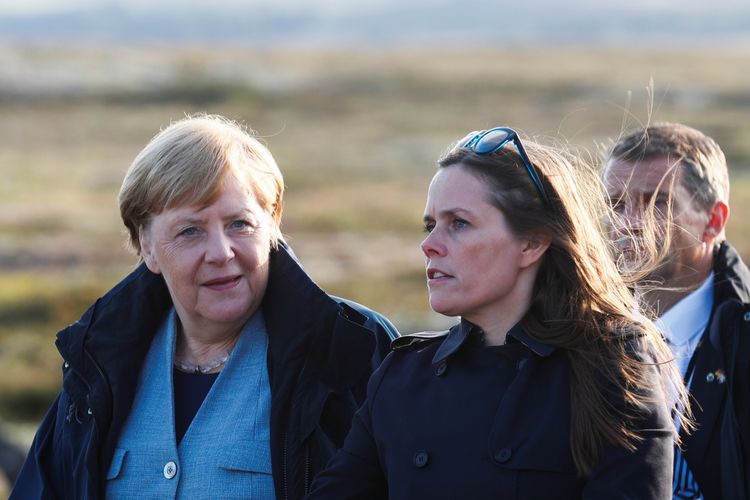 Perdana Menteri Islandia Katrin Jakobdsdottir (kanan) berbicara dengan Kanselir Jerman Angela Merkel di Reykjavik, pada 19 Agustus 2019.(REUTERS)