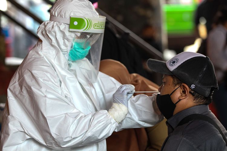 Petugas medis Dinas Kesehatan Kota Bogor melakukan swab test Covid-19 di Pasar Bogor, Selasa(Kompas)