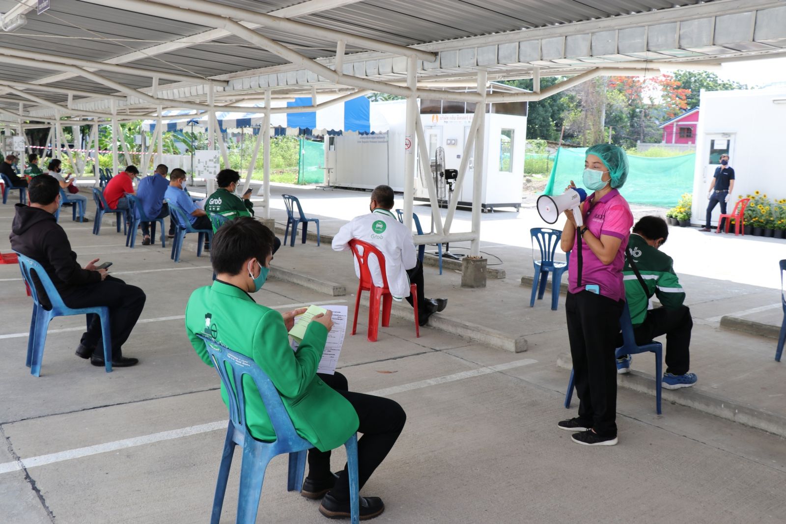 สถาบันป้องกันควบคุมโรคเขตเมืองจับมือแกร็บตรวจคัดกรองไวรัสโควิด 19 เชิงรุกสำหรับคนขับแกร็บ รวมถึงผู้จัดส่งอาหาร-พัสดุ (ภาพจาก สำนักสารนิเทศ กระทรวงสาธารณสุขไทย)