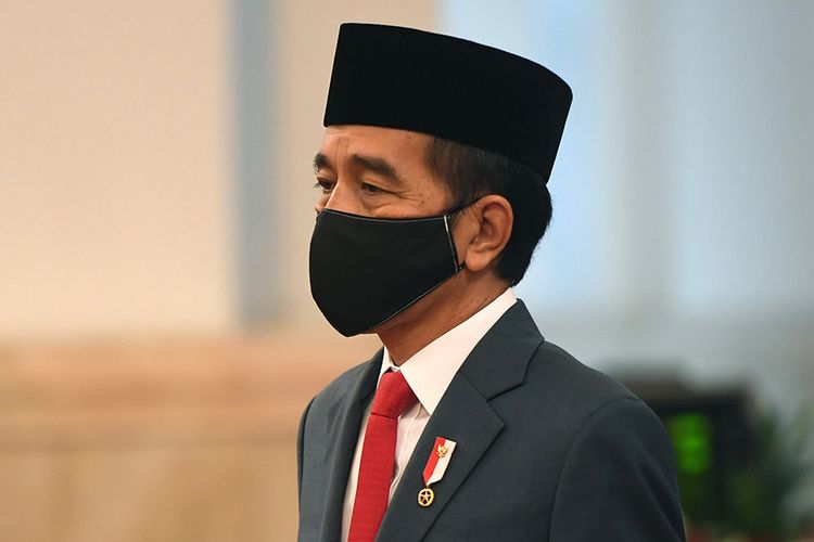 Presiden Joko Widodo mengenakan masker saat memimpin upacara (AntaraFoto)